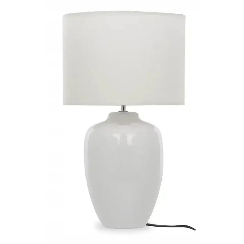 Hvit Høy Bordlampe Zanna med glatt keramisk base, sylinderformet tekstilskjerm og sort ledning, frontvisning.