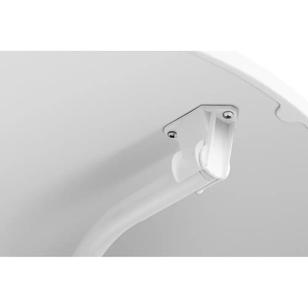 Hvit høy rund barstol, detalj av sammenleggbart plasthengsel med metall og synlige skruer på buet sete.