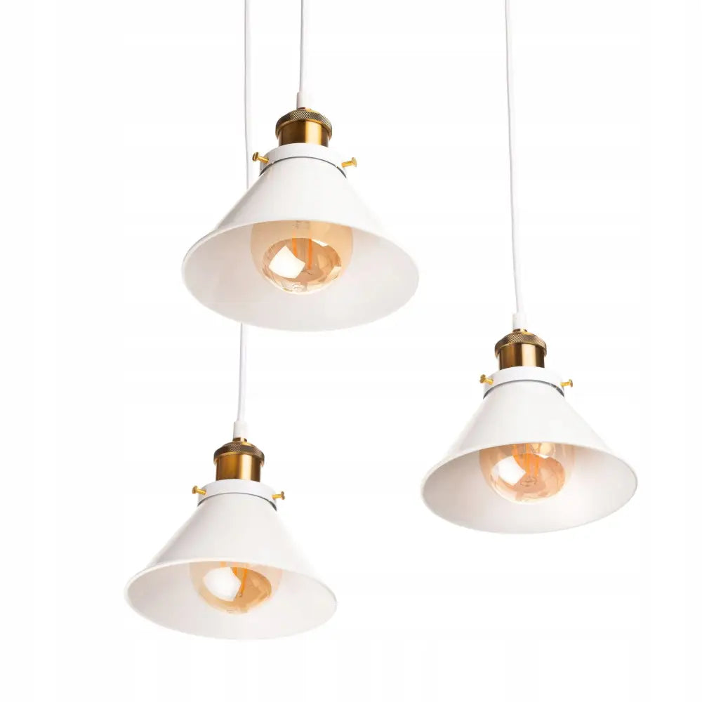 Hvit metall taklampe med tre kjegleformede skjermer, gullfargede detaljer og synlige lyspærer.