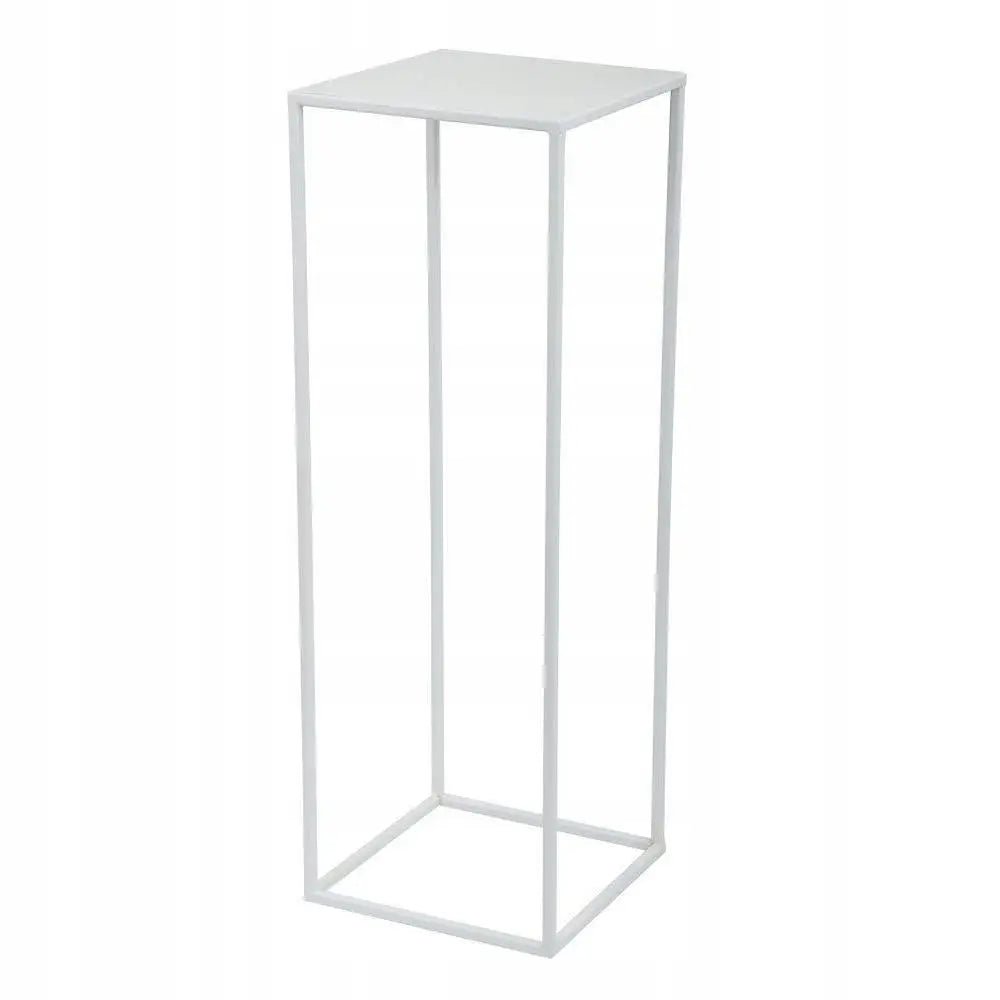 Hvit moderne stående blomsterstativ 70cm i metall, vist fra skrå vinkel med åpen, stilren ramme og firkantet topp.