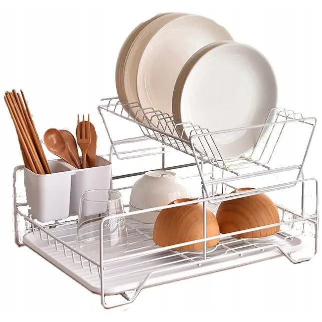 Hvit oppvaskstativ med to etasjer og plast bestikkholder, fylt med servise og bestikk sett fra skrå vinkel.