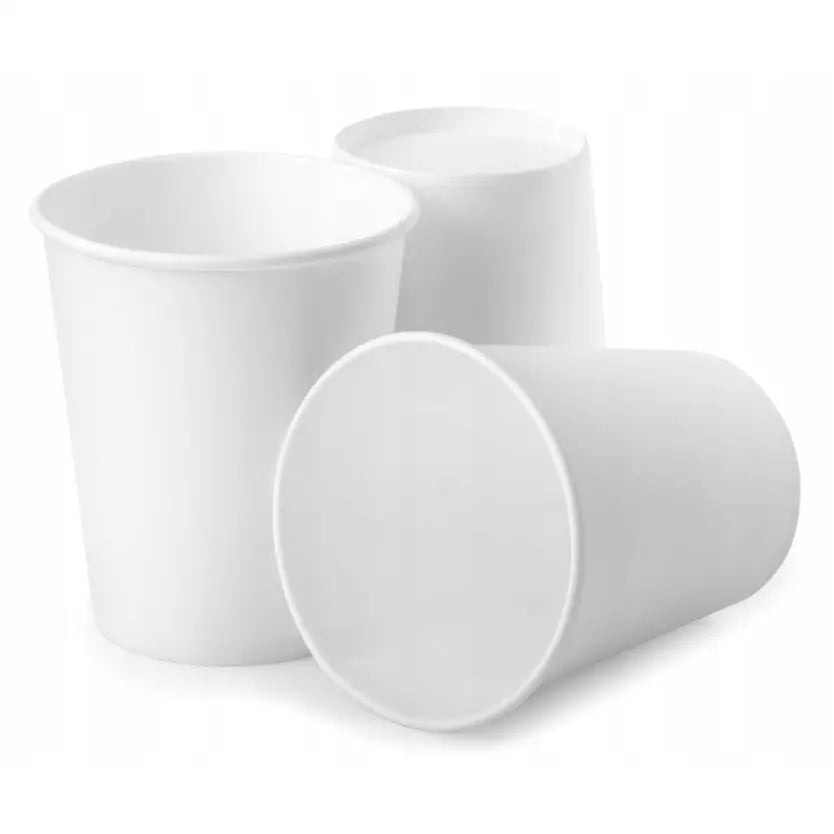 Hvite papirkopper 180ml, tre stk. uten dekor, to stående og ett liggende på hvit bakgrunn.