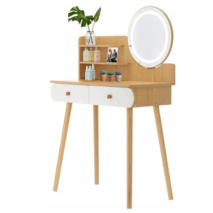 Hvit sminkebord i lyst tre med LED-speil, skråstilte ben og dekorative hyller med små pyntegjenstander.