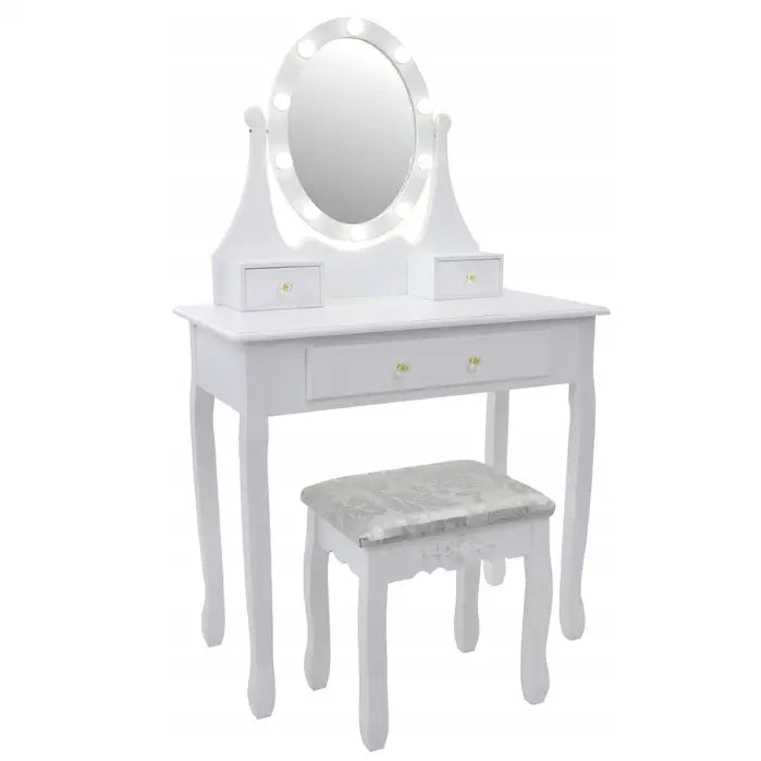 Hvit sminkebord med LED-lys rundt ovalt speil, tre skuffer og polstret krakk med lyst mønster.