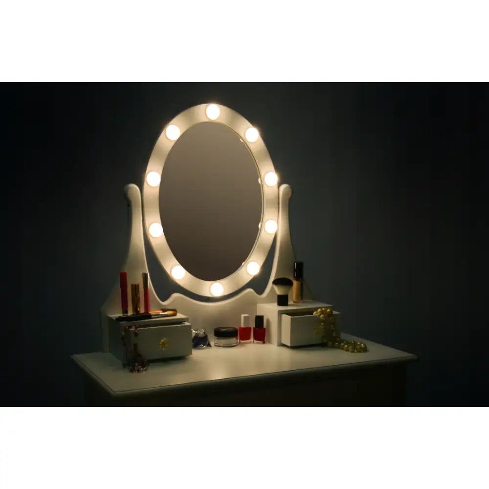 Hvit sminkebord med LED-speil og krakk, sett fra skrå vinkel med sminke og smykkeskrin på bordet.