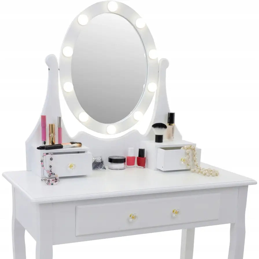 Hvit sminkebord med LED-speil, dekorert med sminke, smykkeskrin og perlekjede, sett fra skrå vinkel.