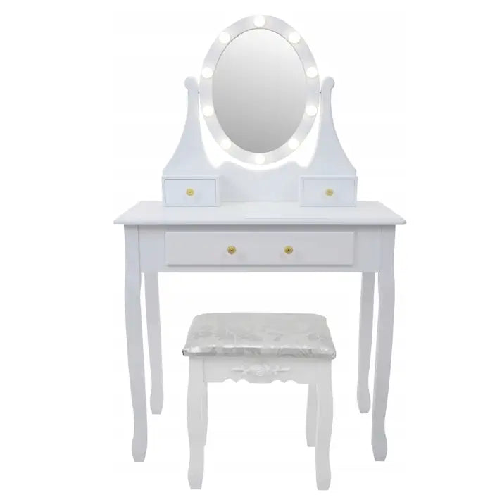 Hvit sminkebord med ovalt LED-speil, gullknotter og krakk med mønstret, polstret sete sett forfra.