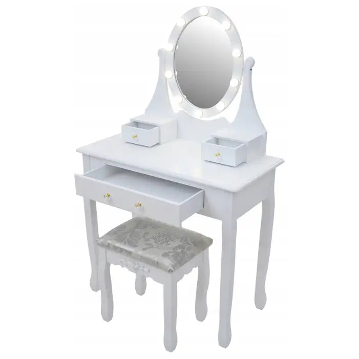 Hvit sminkebord med LED-belyst ovalt speil, tre skuffer og krakk med mønstret sete, sett fra siden.