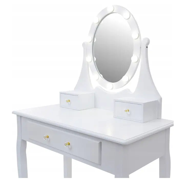 Hvit sminkebord med LED-opplyst ovalt speil, gullknotter og tre skuffer, sett fra skrå vinkel.