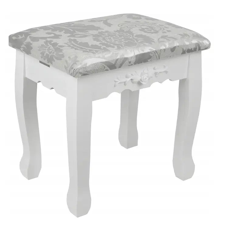 Hvit sminkebordkrakk med buede ben, blomsterdekor og lyst, mønstret sete, sett fra skrå vinkel.