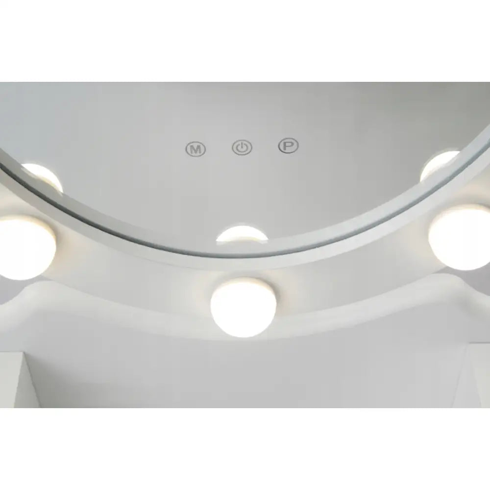 Hvit sminkebord med LED-speil, nærbilde av touch-knapper og lysende lamper sett nedenfra.