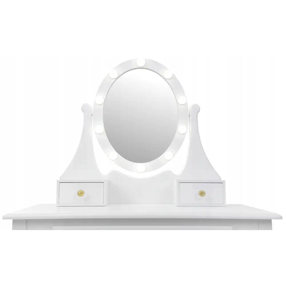 Hvit sminkebord med ovalt LED-speil, to små skuffer med gullknotter, sett rett forfra.