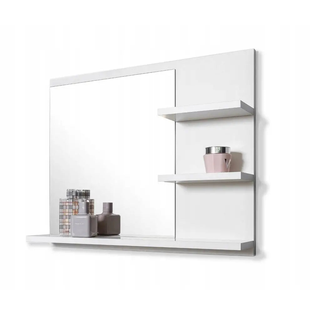 Hvitt baderomsspeil med rektangulær ramme, to åpne hyller til høyre og dekor på hyllene, sett skrått.