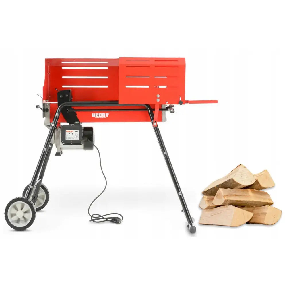 Hydraulisk vedkløyver i rød og svart, sidevisning med hjul og vedkubber stablet ved siden av.