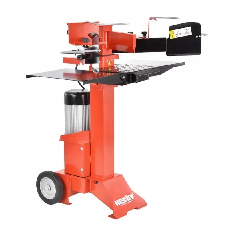 Hydraulisk vedklyver 7 T på stativ, skrå vinkel viser metallmotor, arbeidsflate og sikkerhetsdeksel med advarselsmerke.