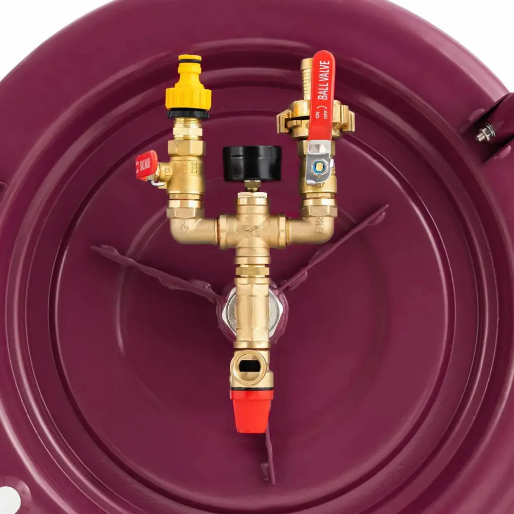 Hydrotrykkpresse, nærbilde av messingventiler, røde og gule hendler samt sort plastknott på burgunder lokk.