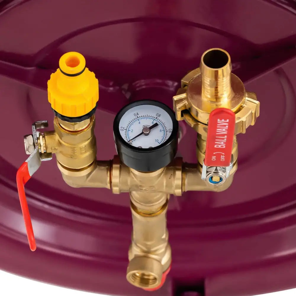 Hydrotrykkpresse ventiloppsett, nærbilde av messingfarget trykkmåler, røde ventiler og gul kobling.