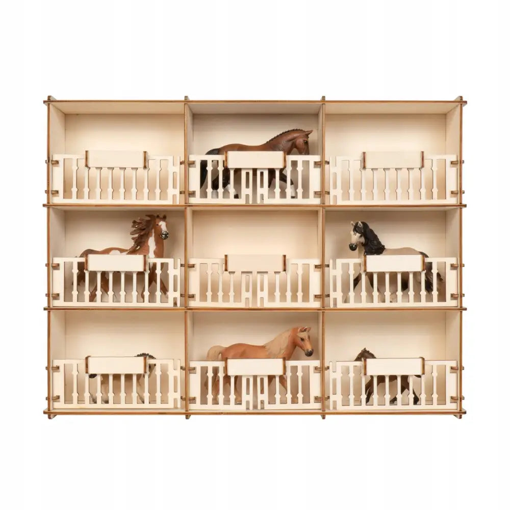 Hylle for hester og ponni, stallformet stativ i lyst tre med ni åpne bokser fylt med lekedyrhester.