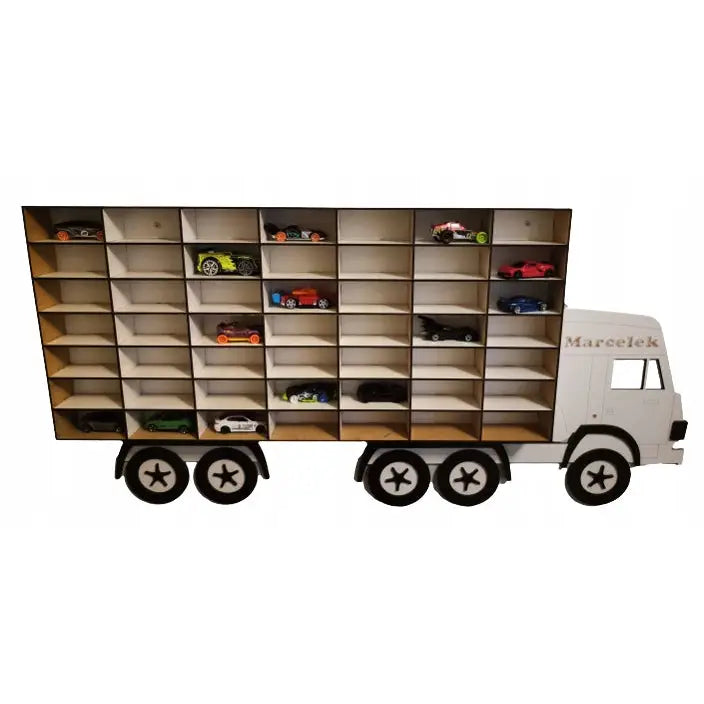 Hylle for Hot Wheels-biler utformet som lys lastebil med svarte detaljer og små biler i separate rom.