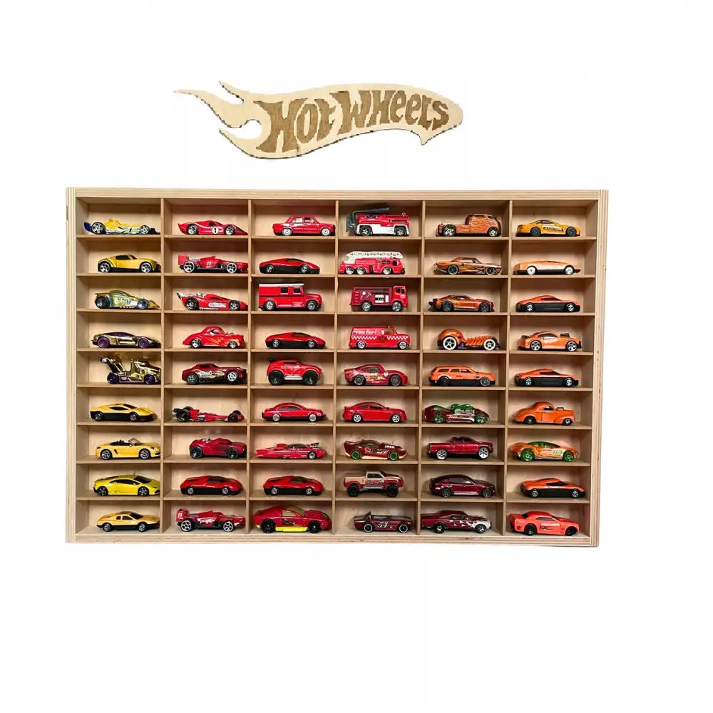 Hylle i tre med Hot Wheels-skilt, fylt med fargerike småbiler i separate rom, sett rett forfra.