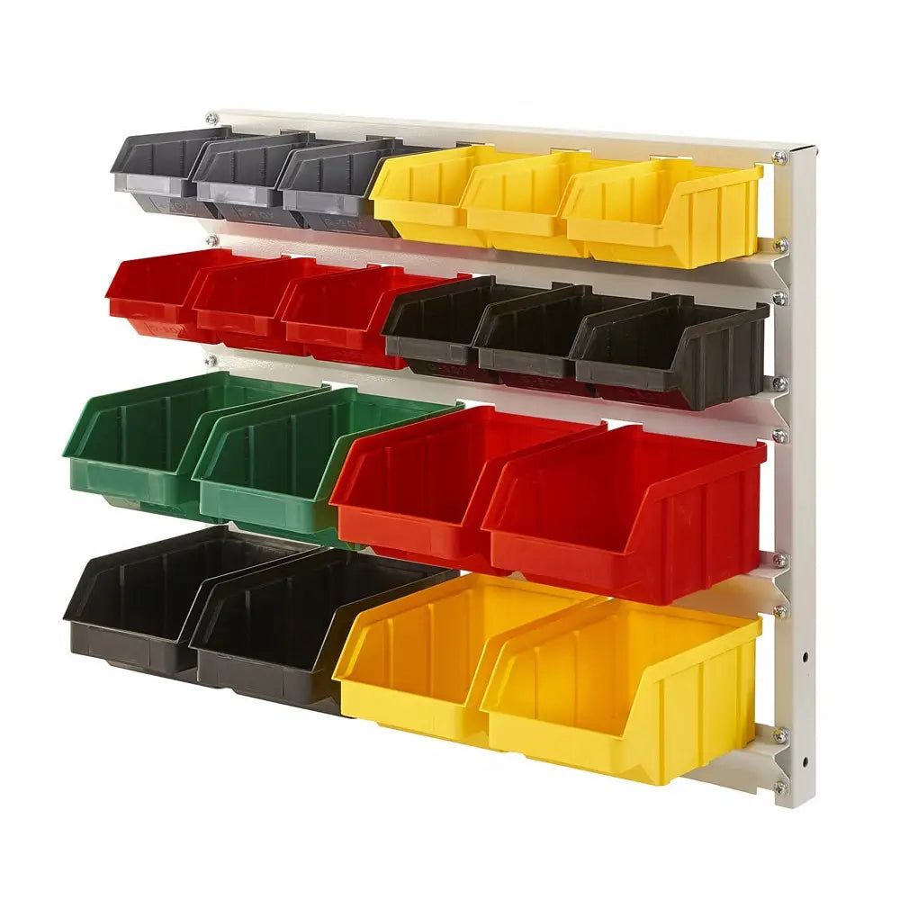 Hylle med oppbevaringsbokser, 20 fargerike plastskuffer montert på vegg, sett skrått forfra.