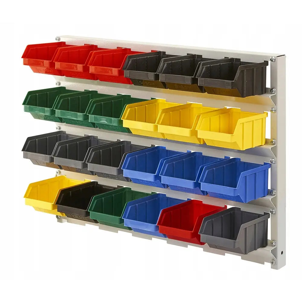 Hylle med 24 fargede oppbevaringsbokser, vegghengt metallramme sett skrått mot hvit bakgrunn.