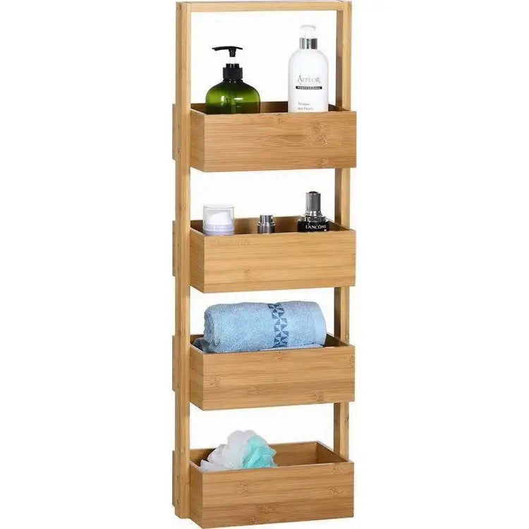 Hylle reol med fire åpne rom i lyst bambus, fylt med toalettsaker og tekstiler, sett forfra mot hvit bakgrunn.