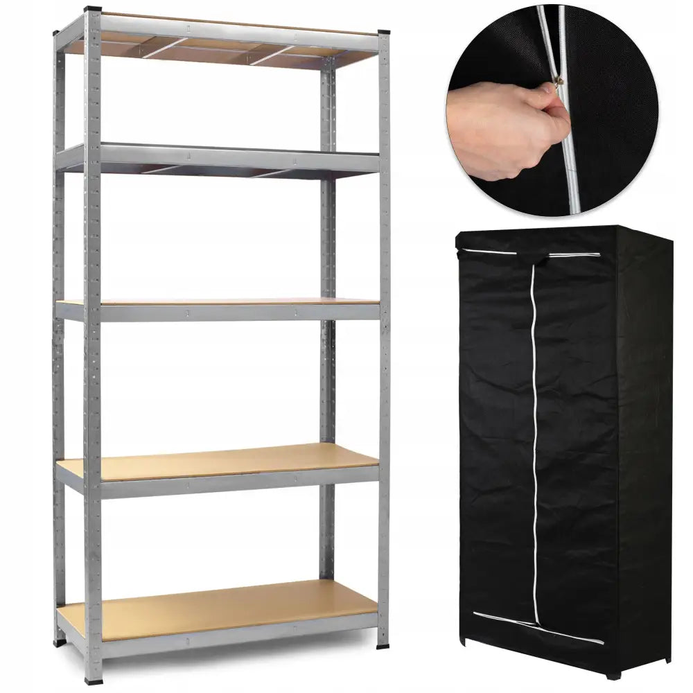 Hyllelager med fire trefargede hyller og svart tekstilskap, hånd åpner glidelås foran på skapet.