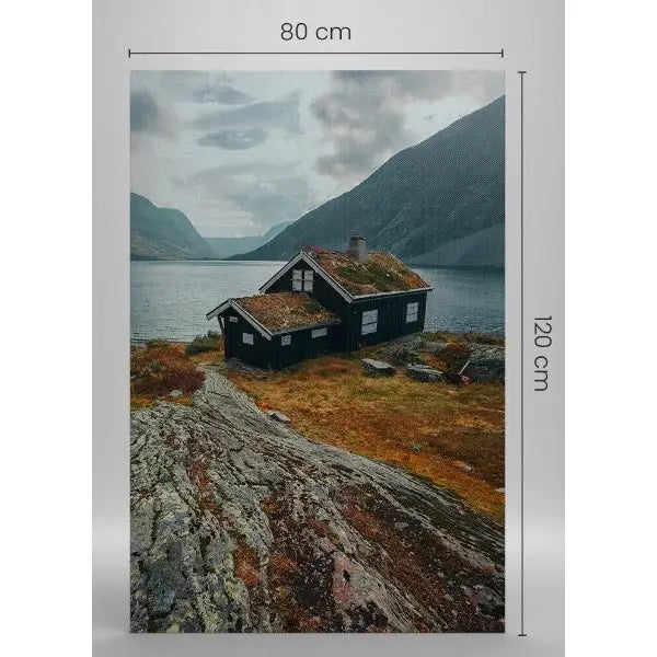 Lerretsbilde med motiv av hytte med torvtak ved fjord og fjell, frontvisning i norsk natur, 80x120 cm.