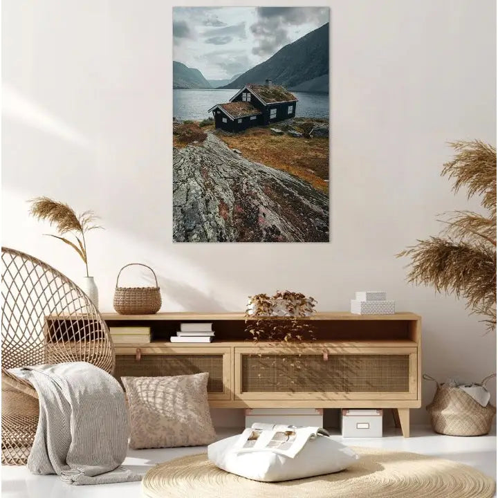 Hytte, Fjord og Fjell lerretsbilde over lys kommode i moderne stue med naturmaterialer og jordtoner.