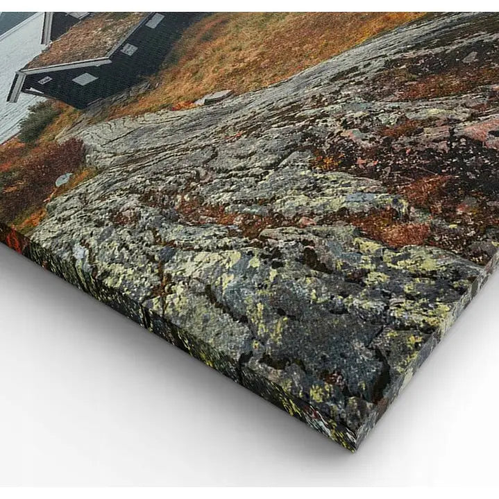 Hytte, Fjord og Fjell lerretsbilde, nærbilde av hjørne med synlig tekstur og trykkvalitet på lerretet.