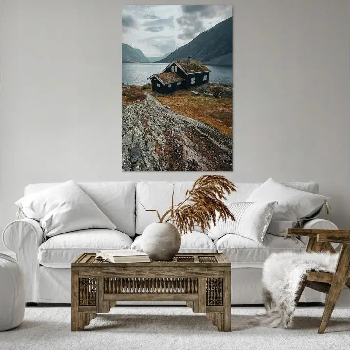 Hytte, Fjord og Fjell lerretsbilde over lys sofa, norsk naturmotiv i moderne stue med tremøbler.