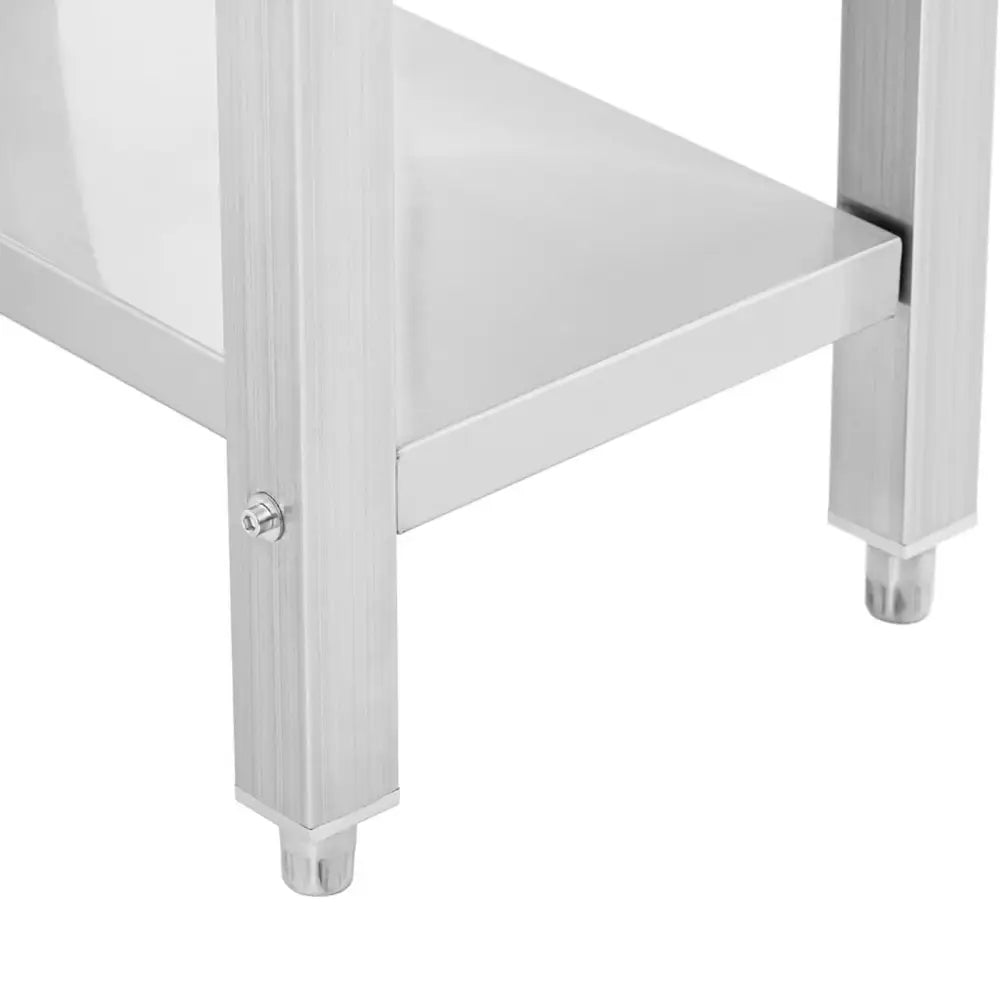 Induksjonskokeplate, detalj av metallbordets nederste hjørne med synlige skruer og justerbare ben.