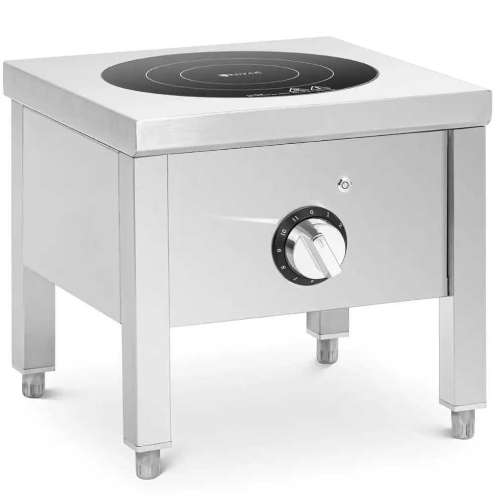 Induksjonskoketopp i rustfritt stål, skrå forfra med stor dreieknapp og sort topp med sirkulære markeringer.