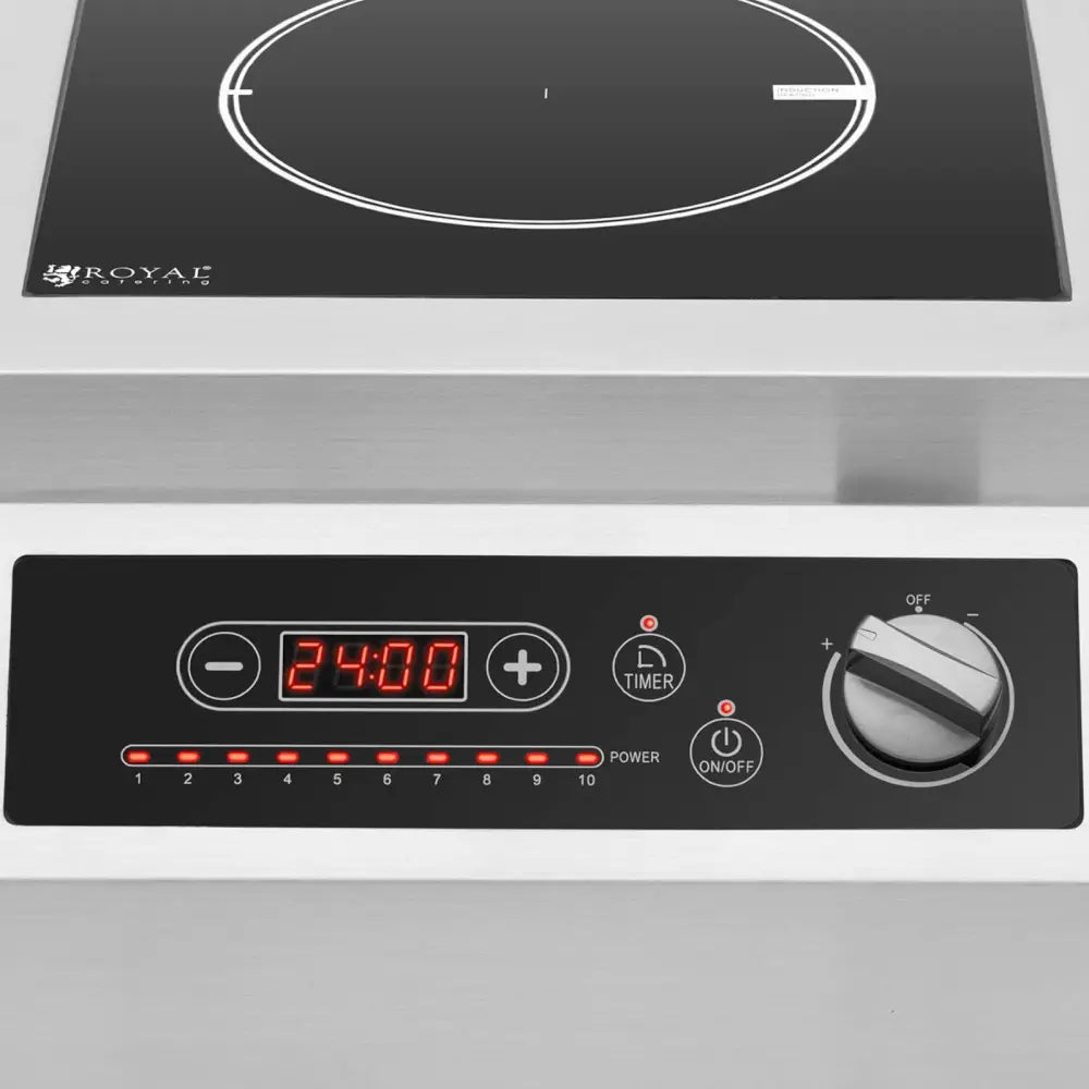 Induksjonskomfyr med én plate, nærbilde av digitalt panel, rød LED-tidsviser og stor sølvfarget dreieknapp.