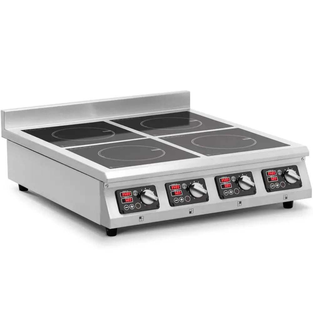 Induksjonstopp med fire kokeplater, digitalskjermer og dreiebrytere i rustfritt stål, sett skrått forfra.