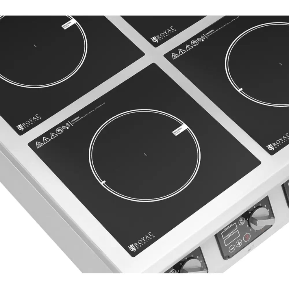 Induksjonstopp med fire brennere, skrått fugleperspektiv viser knotter, digital display og hvite markeringer.