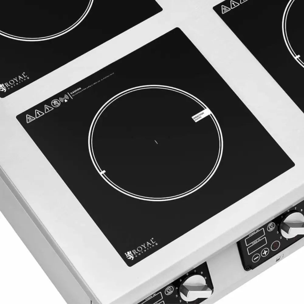 Induksjonstopp med fire kokesoner, skrå oversikt som viser kontrollpanel med dreieknapper og digitalt display.