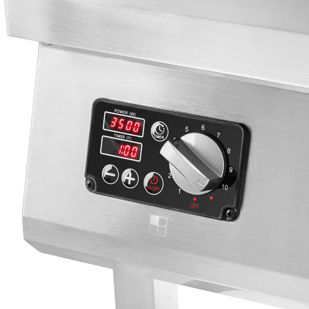 Induksjonstopp, nærbilde av digitalt kontrollpanel med knotter, LED-display på 3500 W og funksjonsknapper.