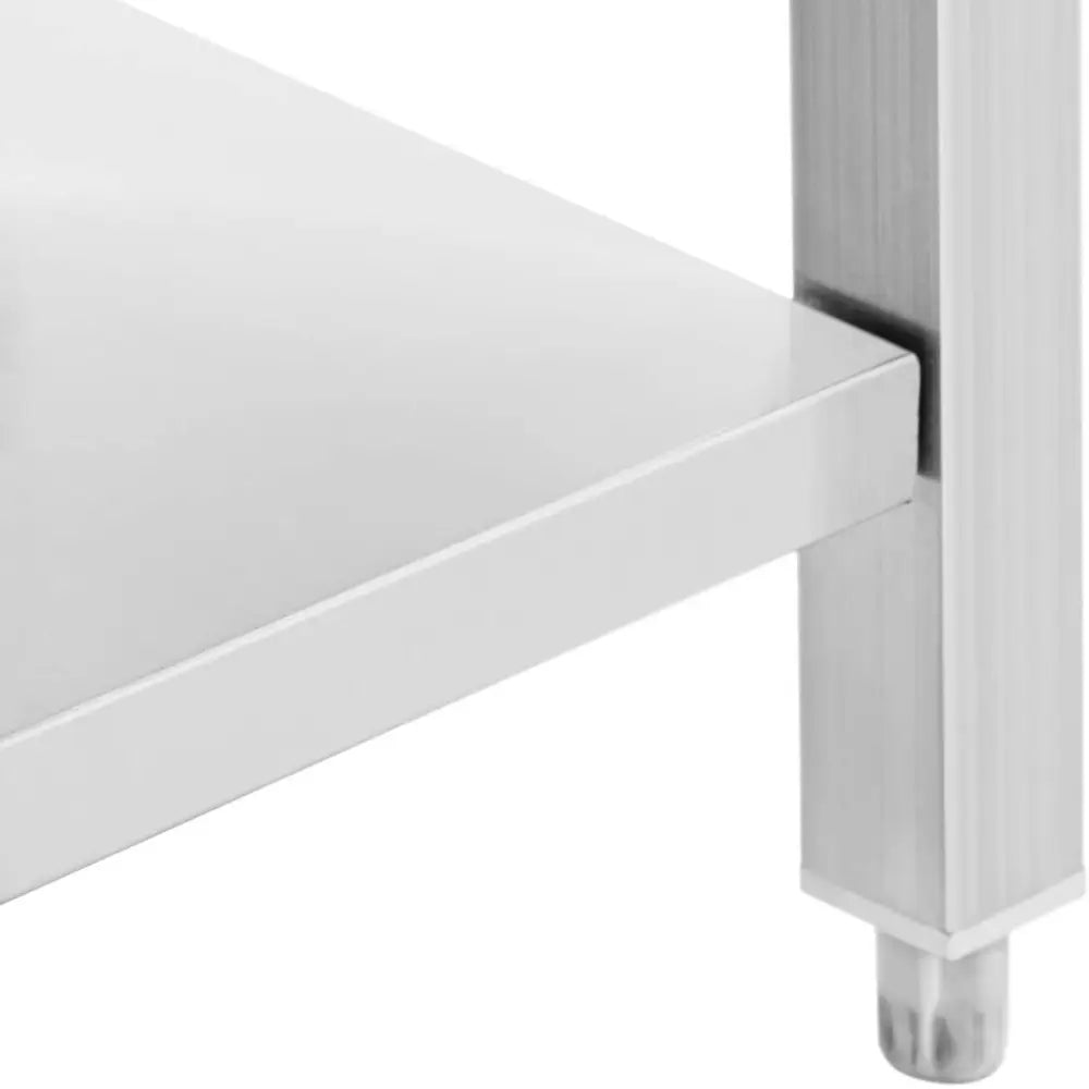 Induksjonstopp, detalj av hvit hyllehjørne med synlig sammenføyning mot ben i børstet metall.