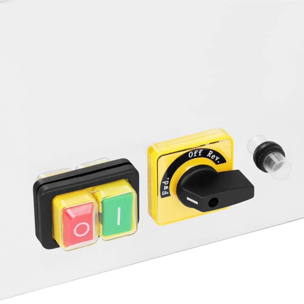 Industriell kjøttkvern, nærbilde av kontrollpanel med røde og grønne knapper samt bryter for retningsvalg.