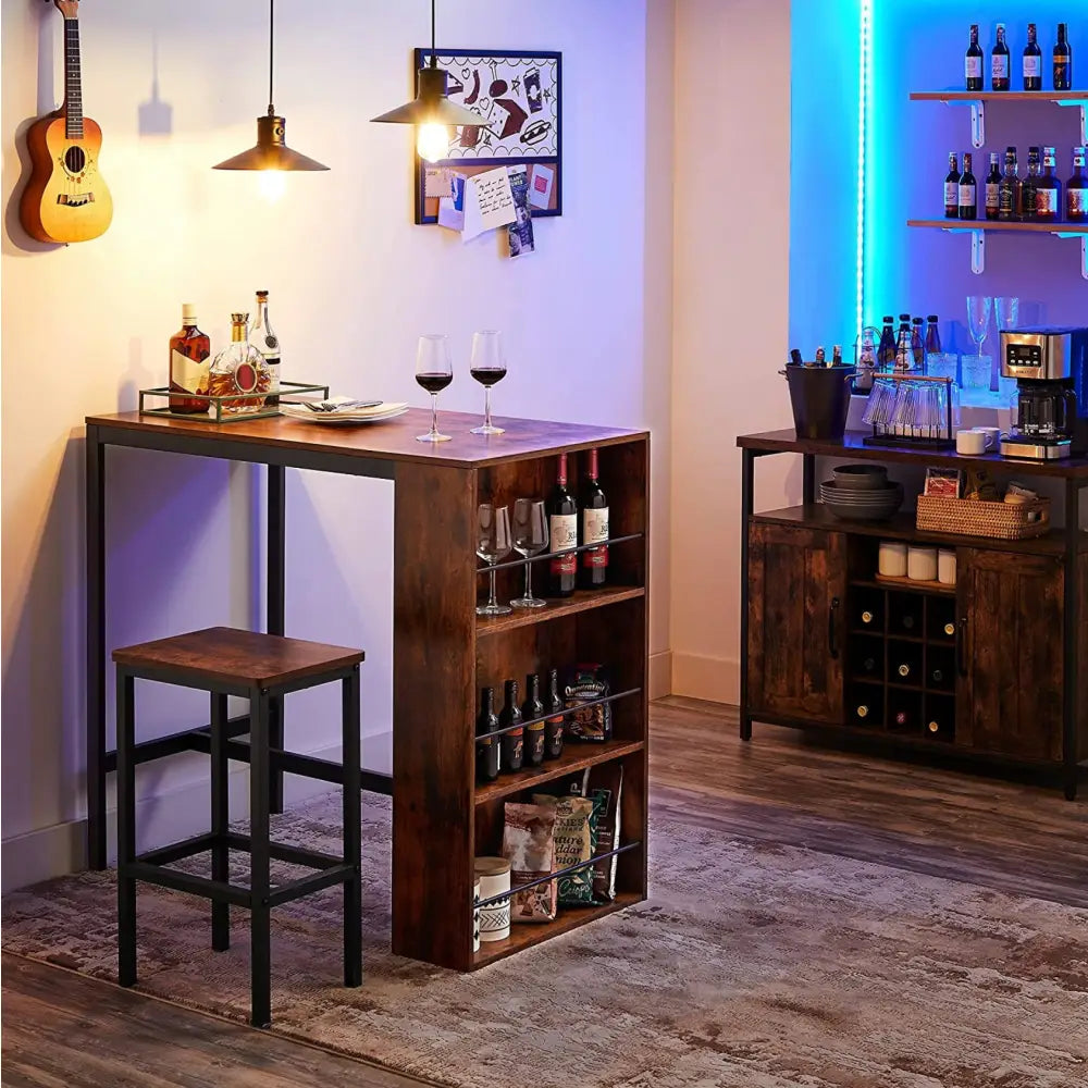 Industrielt loft barbord i mørkt tre med svarte metallben, sidehylle med flasker og glass, barstol ved siden av.
