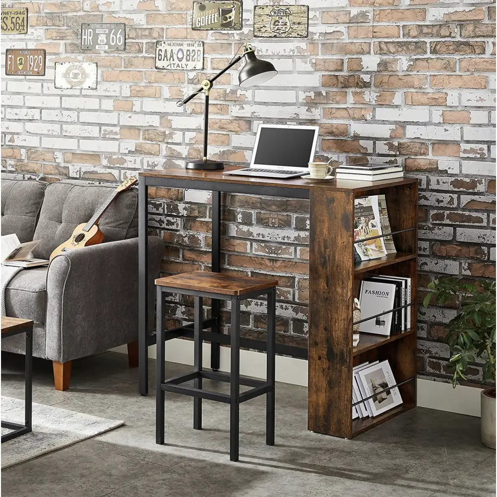 Industrielt loft barbord i mørkt tre, sort metall, skrå vinkel, sidehylle med bøker og blader.