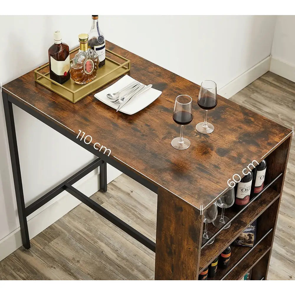 Industrielt loft barbord i mørkt tre og sort metall, skråvisning med synlig sidehylle og integrert vinskap.