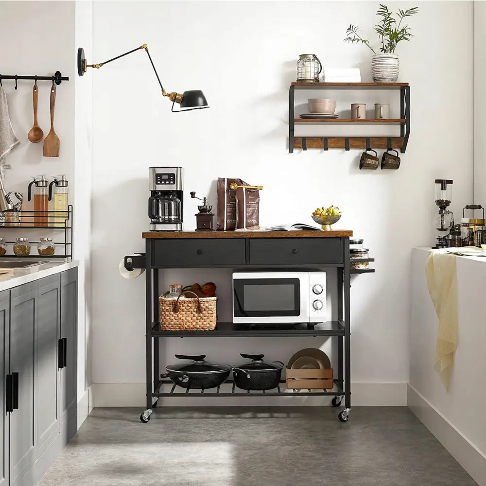 Industriell loft kjøkkenøy vogn, frontbilde med to skuffer, mikrobølgeovn, kurv og gryter på hyllene.