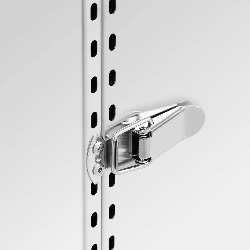 Industriell tørketrommel for urter og grønnsaker, detalj av låsemekanisme og perforerte hullrekker på sidepanel.