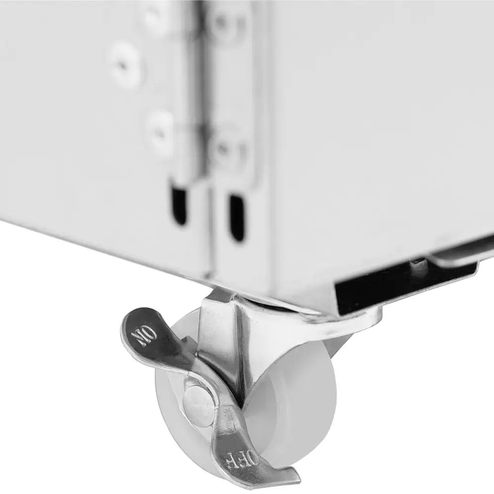 Grått møbelhjul med bremse, merket "ON" og "OFF", montert på hjørne av metallskap for tørketrommel.