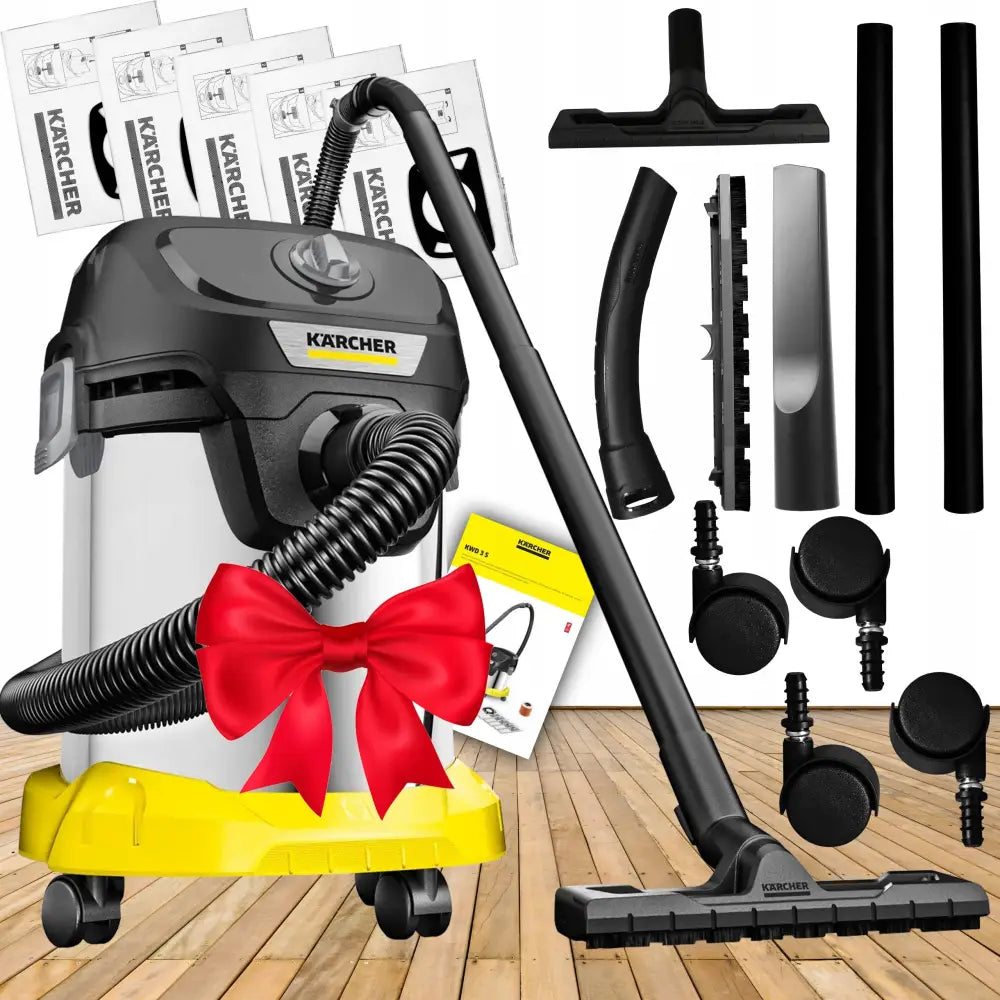 Industriell støvsuger Karcher Turbo + Blower med rød sløyfe, tilbehør og støvsugerposer på tregulv.