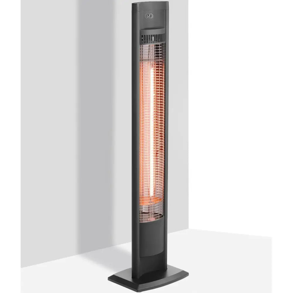 Infrarød varmelampe Tornado, svart frittstående modell med synlig varmeelement i lyst rom, skrå vinkel.