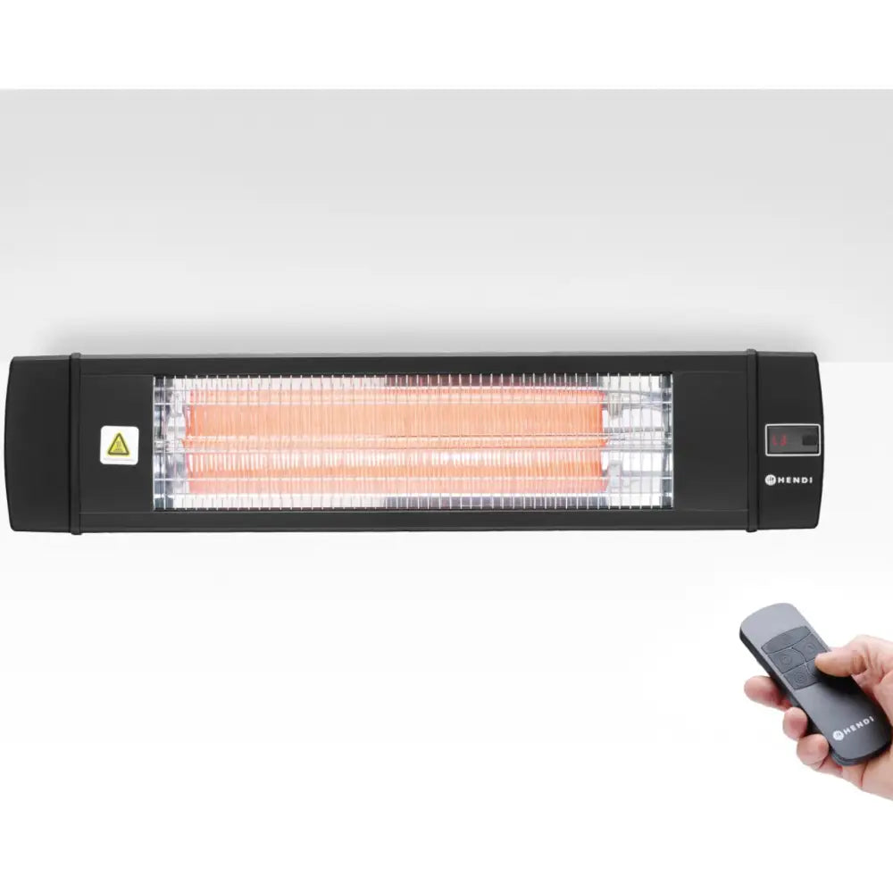 Infrarød veggmontert terrassevarmer Bola, frontvisning med synlig varmeelement og fjernkontroll i bruk.